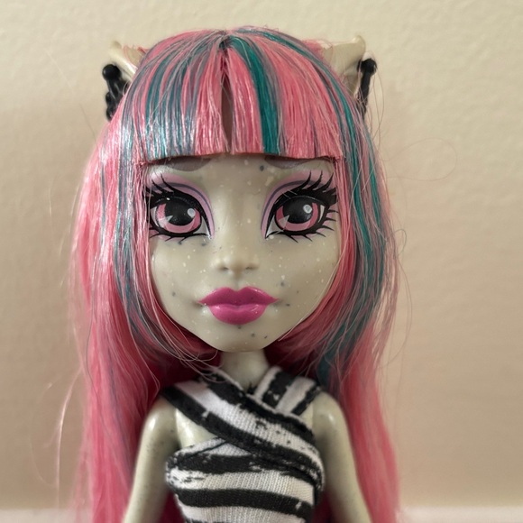 Monster High Rochelle Goyle Doll - Picture 2 of 7